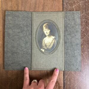 Antique Studio Portrait of Young Lady Crochet Lace Collar Folding Cabinet‎ Card